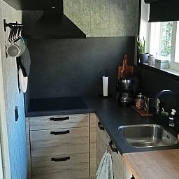 Moderne keuken van het vakantiehuisje in Staphorst, ideaal voor culinaire avonturen in Overijssel.