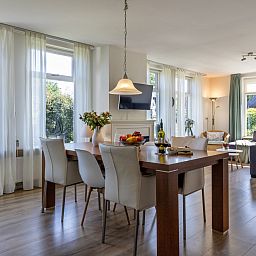 Pittoresk kanaal in de omgeving van OV517 vakantiehuis in Zuidveen, met bruggen en bootjes.