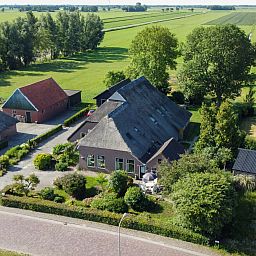 Gezellige woonkamer in OV517 vakantiehuis in Zuidveen met comfortabele meubels en veel lichtinval.