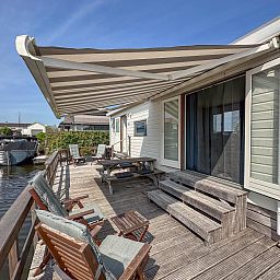 Zonovergoten veranda van Blauwborst 24-18 vakantiehuis in Breukelen, Utrecht