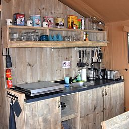 Gemuetliche Kueche im Huisje in Vinkeveen, einem Ferienhaus in Utrecht, mit Holzinterieur und moderner Ausstattung.