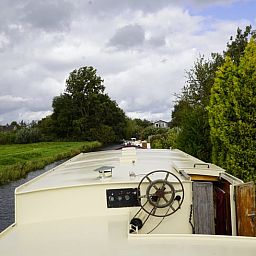Cottage in Vinkeveen, vacation home in Utrecht north, Utrecht with steering wheel and view of green surroundings.