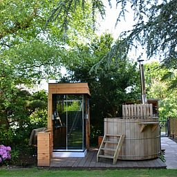 Ontspan in de sauna en hot tub bij Huisje in Vinkeveen, vakantieaccommodatie in Utrecht noord.