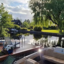 Geniet van het uitzicht op het water vanaf de steiger van Huisje in Vinkeveen, vakantiehuis in Utrecht.