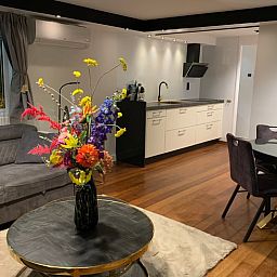 Moderne binnenruimte van Huisje in Vinkeveen, vakantiehuis in Utrecht noord met stijlvolle inrichting.