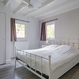 Helles Schlafzimmer im Bungalow Schoonoord, Doorn, Utrechtse Heuvelrug. Komfortables Ferienhaus mit ruhiger Atmosphaere.