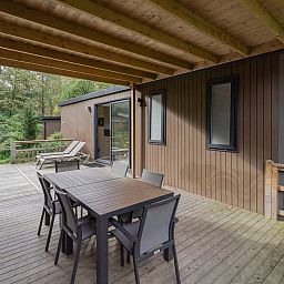 Veranda des Duo-Chalets Lunenburg in Doorn, ideal fuer Entspannung in der Utrechtse Heuvelrug.