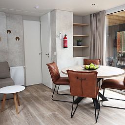 Das stilvolle Esszimmer im Duo-Chalet Lunenburg, Doorn, Utrechtse Heuvelrug, bietet Komfort und Design.