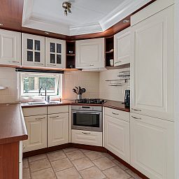 Moderne keuken in Vakantiewoning Drieburg, Doorn, Utrechtse Heuvelrug. Comfortabel vakantiehuis met complete keukeninrichting.