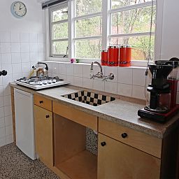 Moderne keuken in Bungalow Ficus, Doorn, Utrechtse Heuvelrug, met uitzicht op groene omgeving.