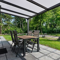 Veranda of Bungalow Noordhout in Doorn, ideal for outdoor dining on the Utrechtse Heuvelrug.
