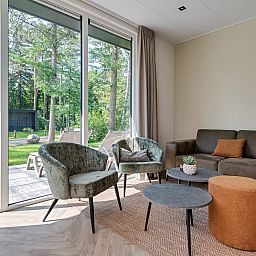 Cozy living room in Bungalow Noordhout, Doorn, overlooking green surroundings Utrechtse Heuvelrug.