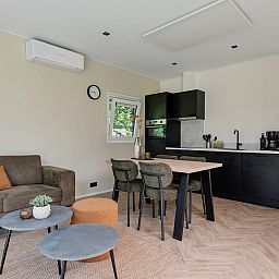 Modern open kitchen and dining area in Bungalow Noordhout, Doorn, Utrechtse Heuvelrug.