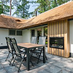 Terrace with dining table at Bungalow Dennenburg, vacation home in Doorn, Utrechtse Heuvelrug.