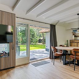 Cozy indoor room with fireplace at Bungalow Dennenburg, Doorn, Utrechtse Heuvelrug.