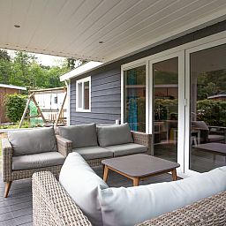 Gezellig terras bij Vakantiehuis De Thijmse Berg in Rhenen, ideaal voor ontspanning in de buitenlucht.