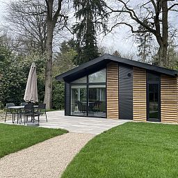Chalet in Maarn, Utrechtse Heuvelrug: Genieen Sie ein modernes Ferienhaus mit Terrasse inmitten der Natur in der Provinz Utrecht.