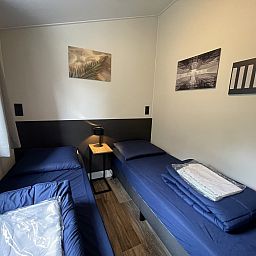 Gemtliches Schlafzimmer im Chalet in Maarn, Utrechtse Heuvelrug. Bequeme Betten und moderne Einrichtung fr einen erholsamen Aufenthalt.