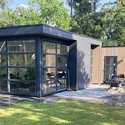 Freistehendes Haus in Maarn mit moderner Terrasse und groen Fenstern, gelegen im grnen Utrechtse Heuvelrug, perfekt fr einen entspannten Urlaub.