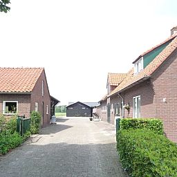 Cottage in Achterveld, ein charmantes Ferienhaus auf dem Utrechter Hoehenruecken in Utrecht, umgeben von laendlicher Umgebung und rustikaler Architektur.