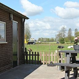 Geniessen Sie die Aussicht auf die Landschaft von der Terrasse des Huisje in Achterveld in Utrechtse Heuvelrug, Utrecht.