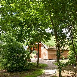 Vakantiehuis in Leerdam, Utrecht omgeven door weelderige natuur.