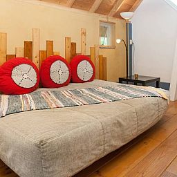 Gezellige binnenruimte van vakantiehuis in Leerdam, Utrecht met zithoek.