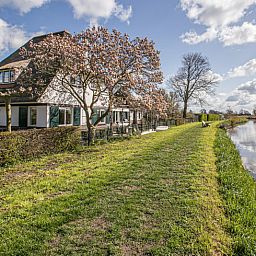 Vakantiehuisje in Hekendorp, Utrecht met prachtig uitzicht op het water en groene omgeving, ideaal voor een ontspannen verblijf.