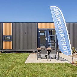 Terras van Tiny house 3 persoons, vakantiehuis in Lexmond, Utrecht, omringd door natuur.