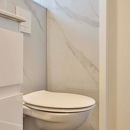 Moderne toiletvoorziening in Tiny house 3 persoons, Lexmond, Utrecht.