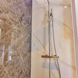 Luxe regendouche in Tiny house 3 persoons, vakantiehuis in Lexmond, Utrecht.