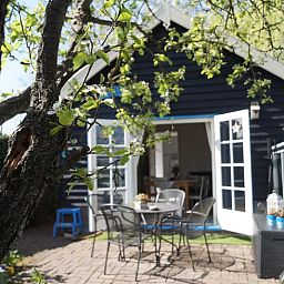 Veranda of Huisje in Zegveld, vacation home in Zegveld, Utrecht. Relax on the terrace overlooking the garden and surrounding nature.