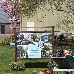 Entrance of Huisje in Zegveld, vacation home in Zegveld, Utrecht. Welcome to this cozy accommodation surrounded by flowering trees.
