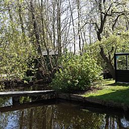 Watery surroundings of Huisje in Zegveld, vacation home in Zegveld, Utrecht. Enjoy the serene nature and the rippling water.