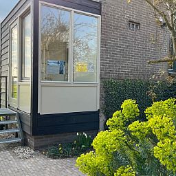 Ferienhaus in Schalkwijk, Utrecht, mit moderner Veranda und gruener Umgebung, ideal fuer einen entspannten Aufenthalt in der Natur.
