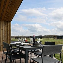 Stilvolles Schlafzimmer eines Ferienhauses in Wissenkerke mit modernen Details in Noord-Beveland, Zeeland.