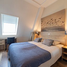 Gemuetliches Schlafzimmer im Apartment Ganuenta, Colijnsplaat, Noord-Beveland, mit bequemem Doppelbett und rustikaler Einrichtung.