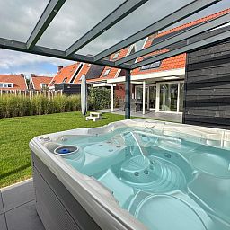Relax in de jacuzzi van Coast and Calm 63 vakantiehuis in Colijnsplaat, Noord-Beveland, Zeeland