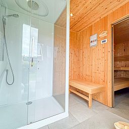 Moderne badkamer met sauna bij Coast and Calm 63 vakantiehuis in Colijnsplaat, Noord-Beveland, Zeeland