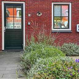 Ingang van Coast and Calm 63 vakantiehuis met kleurrijke tuin in Colijnsplaat, Noord-Beveland, Zeeland