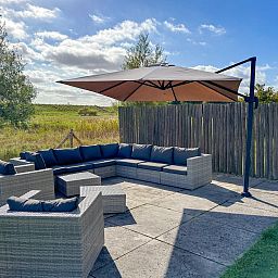 Ontspannen terras bij Dune Design 39 vakantiehuis in Colijnsplaat, Noord-Beveland, met uitzicht op de serene natuur van Zeeland.