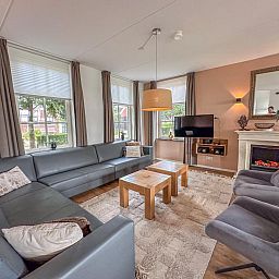 Stijlvolle woonkamer van Dune Design 39 vakantiehuis in Colijnsplaat, Noord-Beveland, met comfortabele zithoek en moderne inrichting.