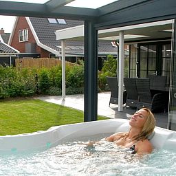 Ontspannen in de jacuzzi bij Coast Calm 71 vakantiehuis in Colijnsplaat, Zeeland.