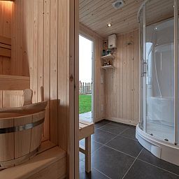 Moderne sauna en douche in Coast Calm 71 vakantiehuis in Zeeland.