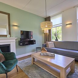 Stijlvolle woonkamer van Ocean Ease 49 in Colijnsplaat, Zeeland, met comfortabele bank en moderne decoratie.