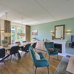 Ruime eetkamer in Ocean Ease 49, Colijnsplaat, Zeeland, met grote tafel en veel natuurlijk licht.