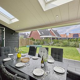 Ruime tuin met trampoline bij Beach deluxe vakantiehuis in Colijnsplaat, Noord-Beveland, Zeeland.