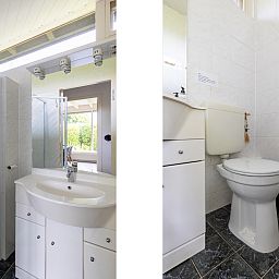 Gemuetliches Wohnzimmer des Ferienhauses ZE167 in Kamperland mit Blick in den Garten.