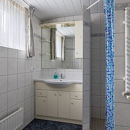 Aussenansicht des Ferienhauses ZE1121 in Kamperland, Zeeland, mit gruenem Rahmen.