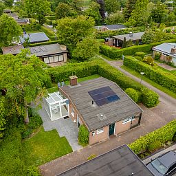 Gemuetliches Wohnzimmer des Ferienhauses ZE1121 in Kamperland, Zeeland mit bequemem Sofa.